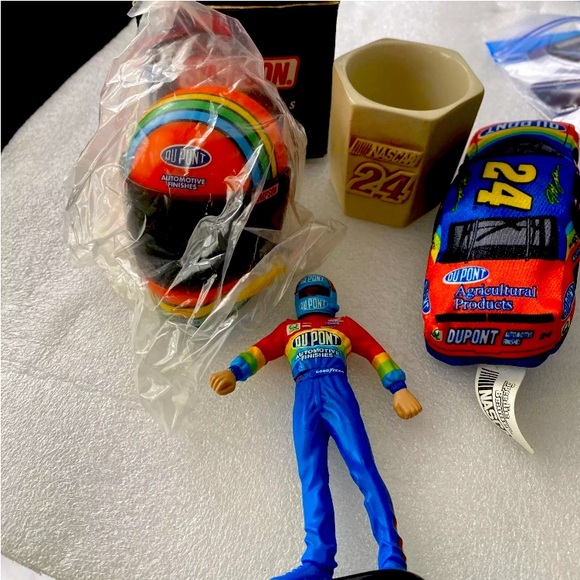 DuPont Racing Collectible Set - Picture 1 of 1